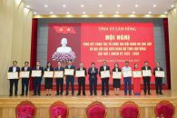 VINH DANH, KHEN THƯỞNG CÁC TẬP THỂ, CÁ NHÂN CÓ THÀNH TÍCH XUẤT SẮC TRONG CÔNG TÁC TỔ CHỨC ĐẠI HỘI ĐẢNG BỘ CÁC CẤP VÀ CÔNG TÁC SẮP XẾP TỔ CHỨC BỘ MÁY, XÂY DỰNG CHÍNH QUYỀN ĐỊA PHƯƠNG 02 CẤP